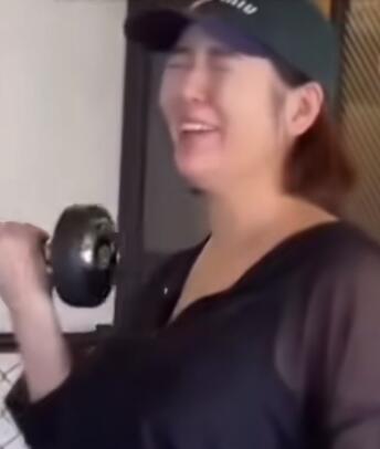 刘品言挺7个月孕肚举哑铃引热议 两个月前官宣结婚